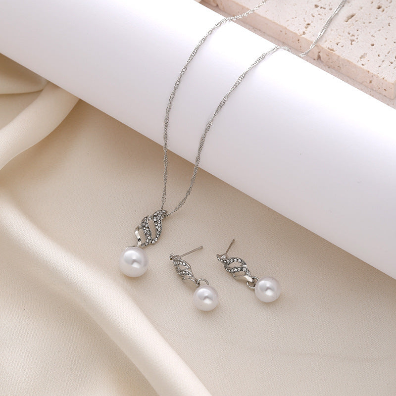 Elegant Pearl Pendant Necklace and Earring Set